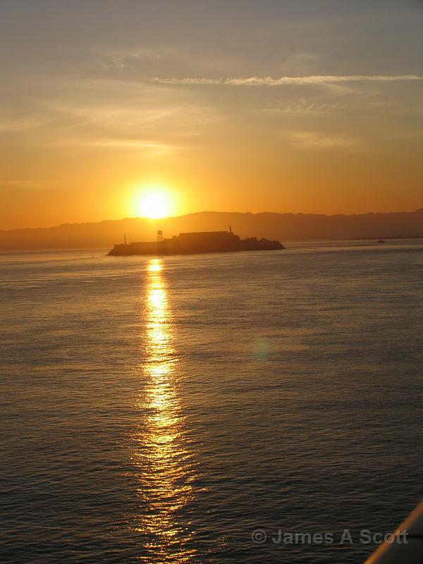 Ship1 231.jpg - Sunrise over Alacatraz San Francisco  2009